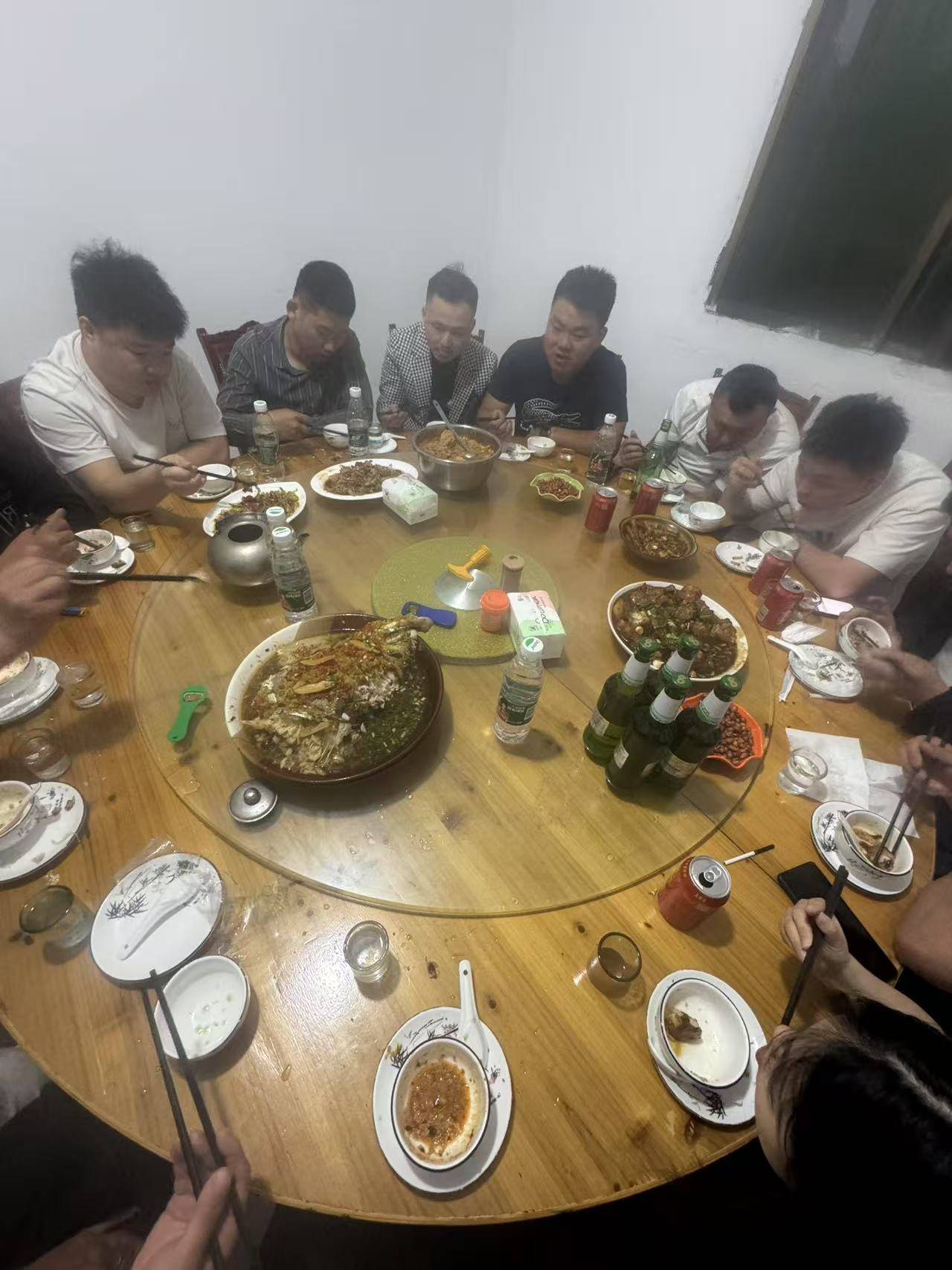江西钓鱼佬钓起两条大鳡鱼，每条四五十斤！绑车尾绕城溜街：反正哪里人多去哪里